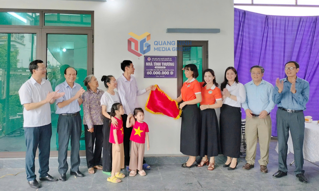 Hội Bảo trợ NKT-TMC tỉnh cùng UBND phường Hoàng Quế và CLB Thiện nguyện Nhân tâm Hạ Long khánh thành Nhà tình thương cho hộ gia đình anh Hoàng Văn Tuân (thôn Lâm Xá 1, phường Hoàng Quế).