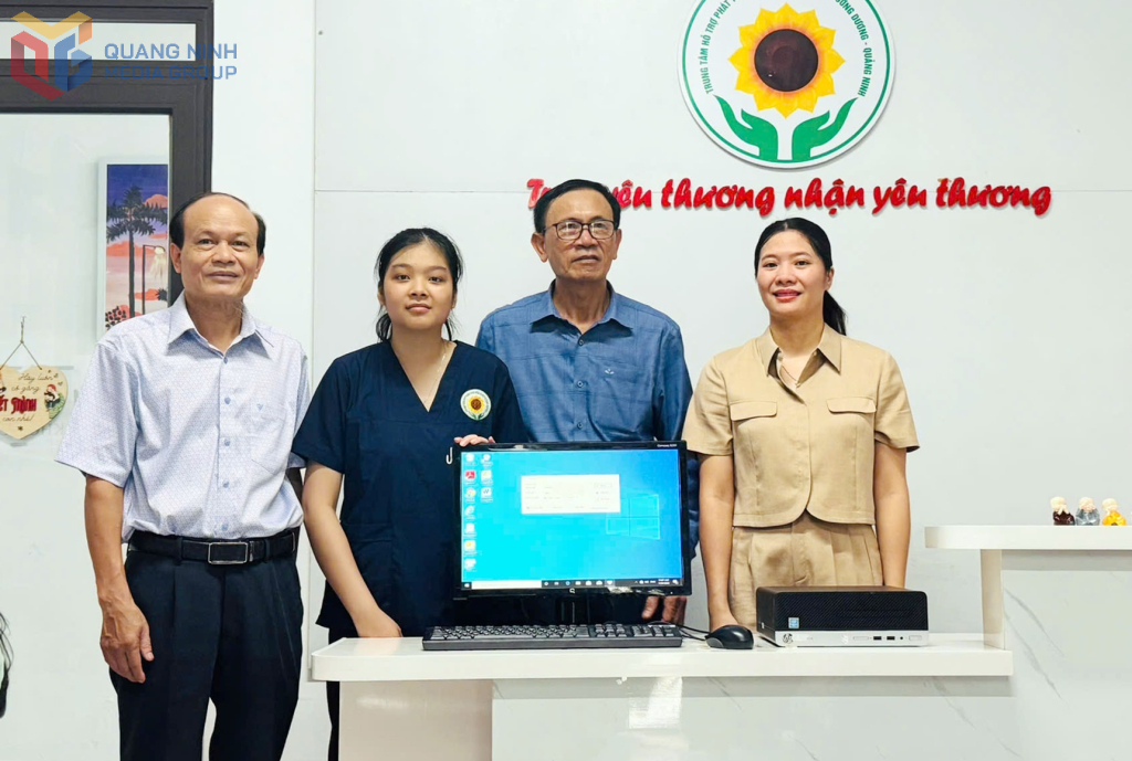 Hội Bảo trợ NKT-TMC tỉnh trao tặng bộ máy tính để bàn cho Trung tâm Hỗ trợ Phát triển Giáo dục Hòa nhập Hướng Dương (phường Mạo Khê).