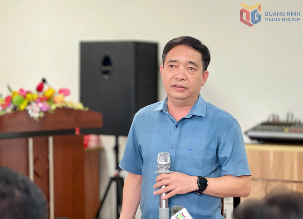 Ông Bùi Hồng Minh, Phó Giám đốc Sở Xây dựng thông tin về tiêu chuẩn chất lượng tàu du lịch trên vịnh Hạ Long.