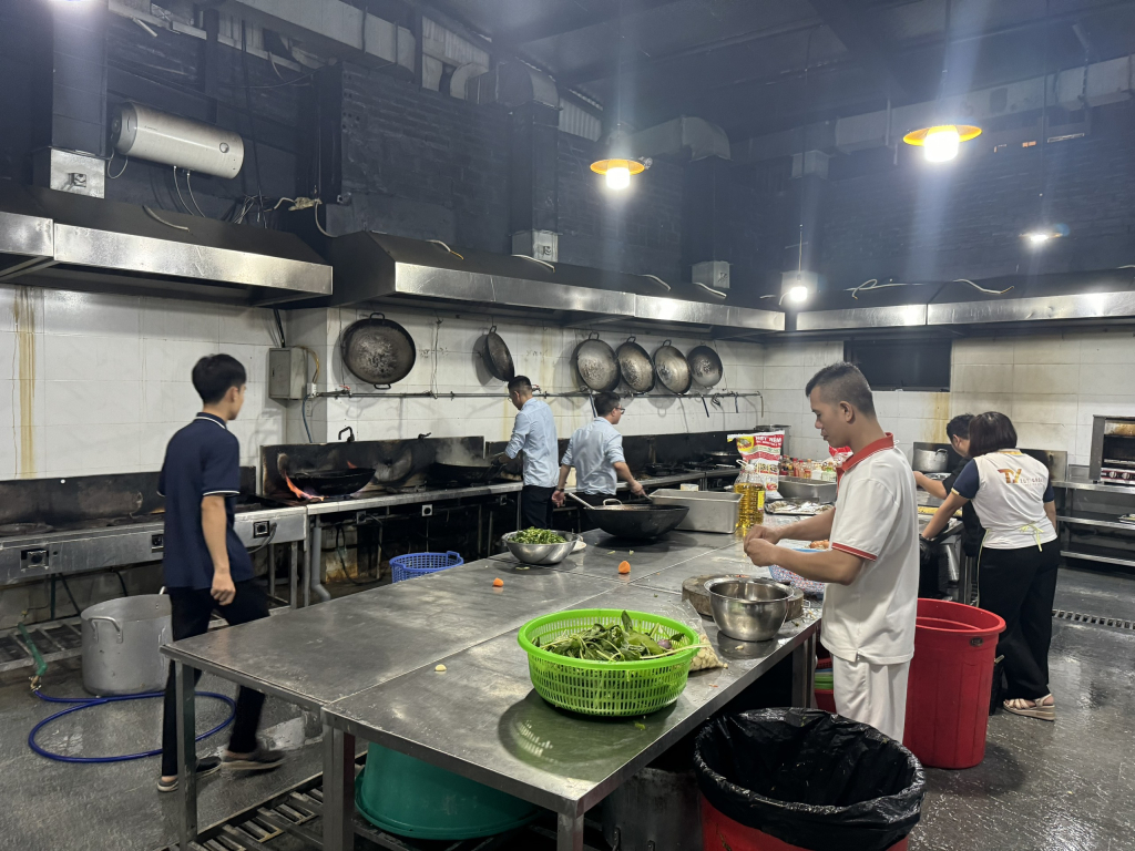 Công ty TNHH TM&DV Du lịch T&Y Group cung cấp hàng trăm suất ăn miễn phí cho các gia đình nạn nhân.