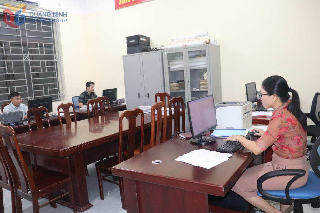 Chị Lê Thị Hải Vân cùng công chức Phòng Kinh tế - Hạ tầng và Đô thị phường Phong Cốc đảm bảo thực hiện tốt nhiệm vụ sau sáp nhập.