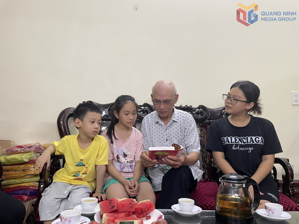 Gia đình ông Nguyễn Minh Hãn khu 1, phường Hà Tu nhiều năm được tuyên dương tích cực tham gia phong trào xây dựng gia đình văn hóa, hạnh phúc. Ảnh: Duy Khoa