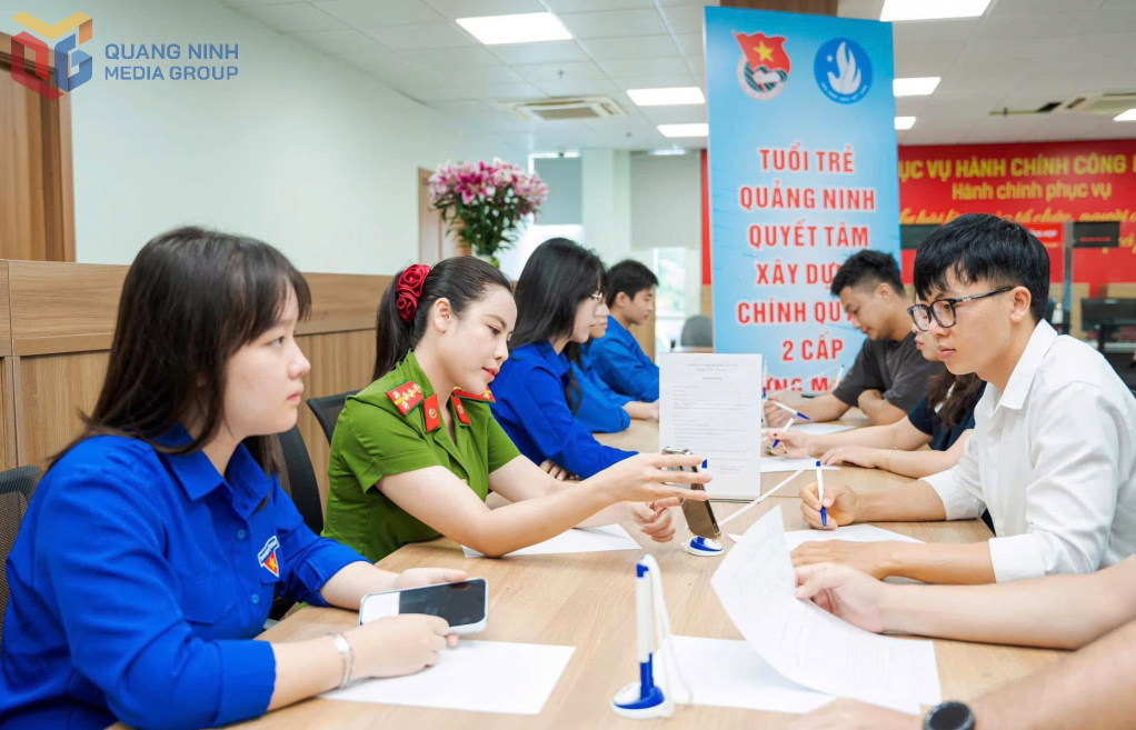 ĐVTN phường Hồng Gai hỗ trợ người dân giải quyết thủ tục hành chính tại Trung tâm Phục vụ hành chính công phường.