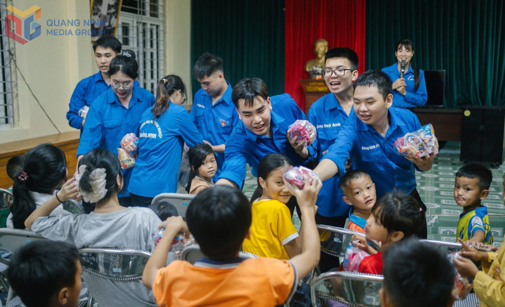 Đội Sinh viên tình nguyện trường Đại học Công nghiệp Quảng Ninh tổ chức sinh hoạt hè cho thiếu nhi thôn Thìn Thủ (xã Quảng Tân) trong khuôn khổ Chiến dịch Mùa hè xanh.