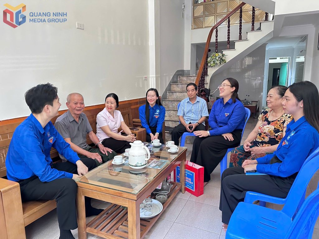 Tỉnh Đoàn tổ chức thăm hỏi, tặng quà gia đình thương binh Vũ Đăng Khoa (phường Hạ Long).