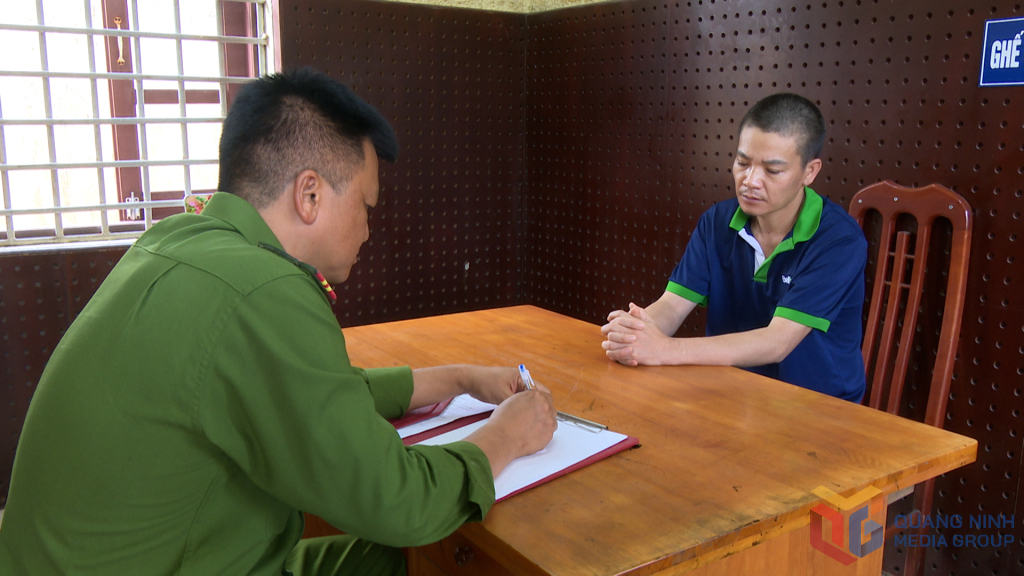 Cơ quan công an lấy lời khai đối tượng Vũ Đức Vượng về hành vi tổ chức sử dụng trái phép chất ma túy.