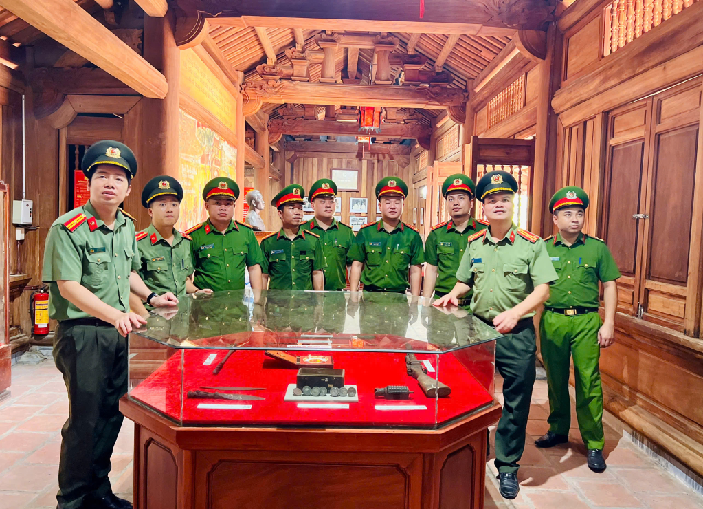 Cán bộ chiến sỹ tìm hiểu lịch sử hình thành của Công an tỉnh Quảng Ninh tại Chùa Bắc Mã.