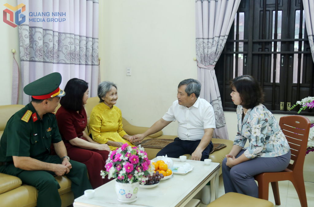 Đồng chí Bí thư Tỉnh ủy ân cần thăm hỏi sức khỏe, cuộc sống hàng ngày của Mẹ Việt Nam Anh hùng Nguyễn Thị Thuộc.