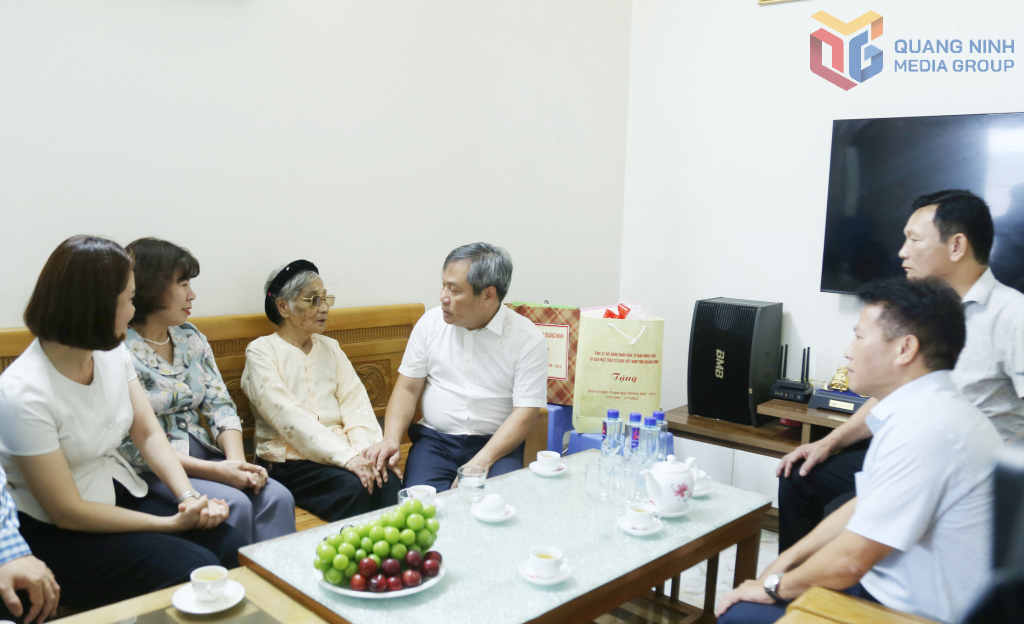 Đồng chí Bí thư Tỉnh ủy tới thăm, tặng quà Mẹ Việt Nam Anh hùng Nguyễn Thị Thực, 93 tuổi (phường Cao Xanh).