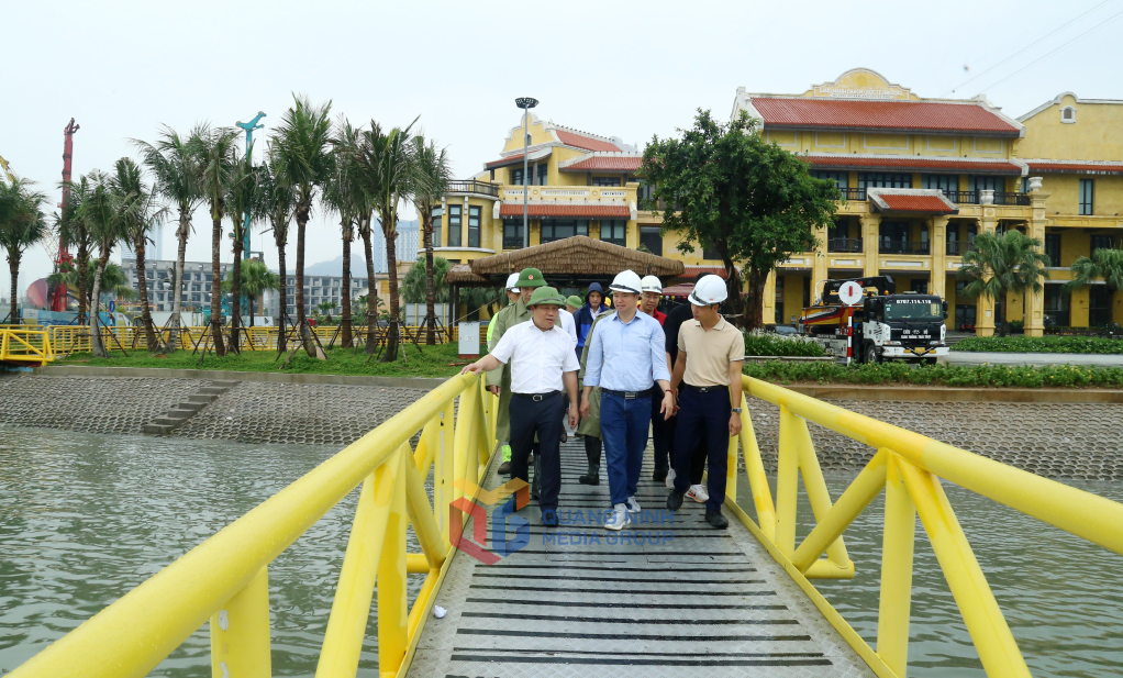 Đồng chí Vũ Đại Thắng, Ủy viên Trung ương Đảng, Bí thư Tỉnh ủy, Trưởng Đoàn ĐBQH tỉnh kiểm tra công tác phòng, chống bão số 3 tại Cảng tàu Quốc tế Hạ Long.