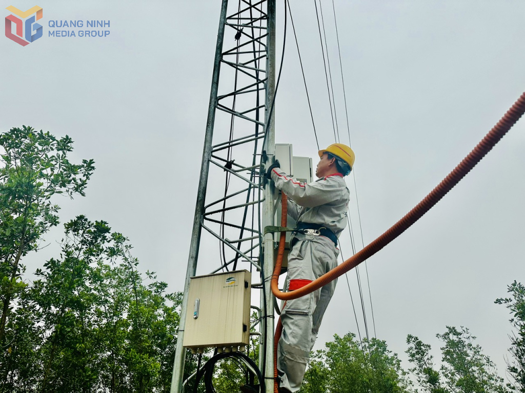Cán bộ kỹ thuật Chi nhánh Công trình Viettel Quảng Ninh kiểm tra trạm BTS