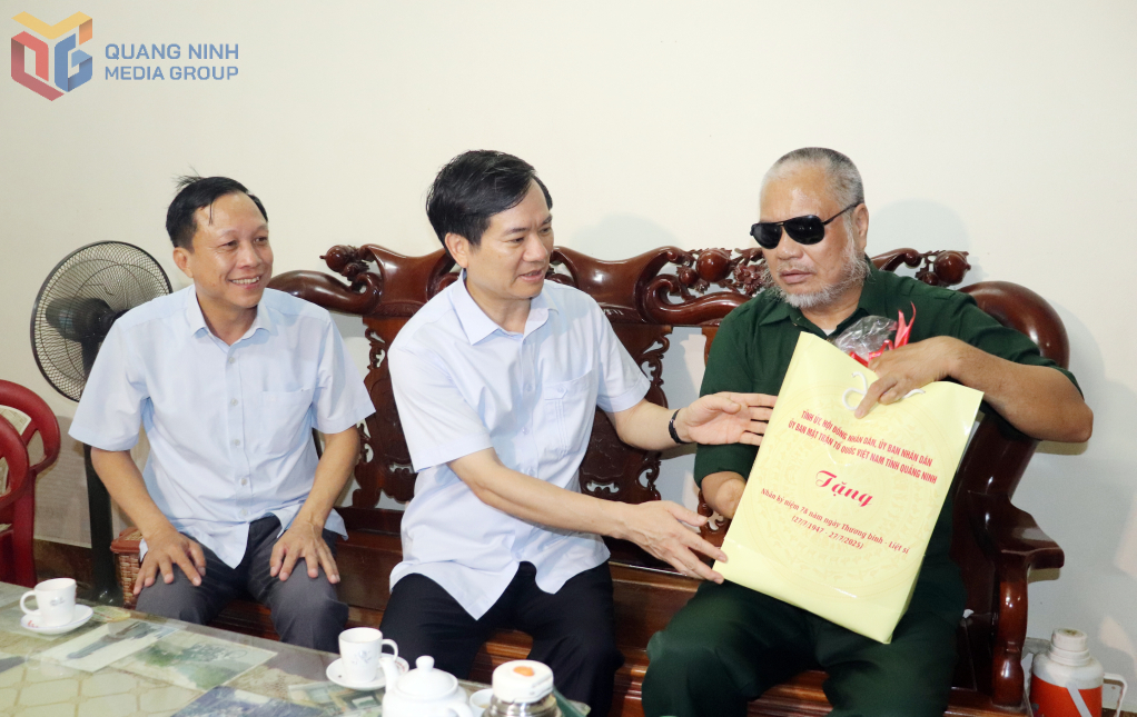  Đồng chí Phó Bí thư Tỉnh uỷ thăm, động viên thương binh hạng 1/4 Trần Đức Trung (khu Quang Trung, phường Uông Bí).