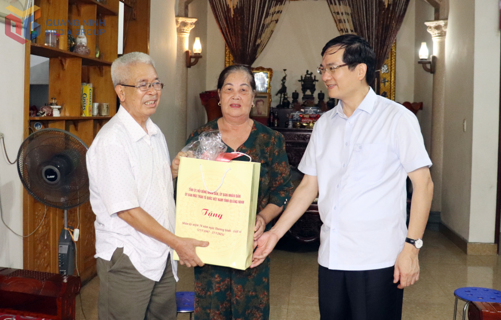  Đồng chí Phó Bí thư Tỉnh uỷ thăm, động viên thương binh hạng 1/4 Phùng Đức Thành (khu Cầu Sến, phường Yên Tử).