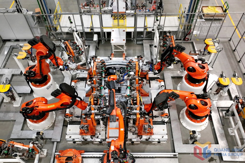 Tại xưởng hàn, những cánh tay robot được trang bị để xử lý công đoạn lắp ráp với nhiều chi tiết tỉ mỉ, phức tạp, tạo ra những sản phẩm xe theo đúng tiêu chuẩn thiết kế.Nhà máy ô tô Thành Công Việt Hưng