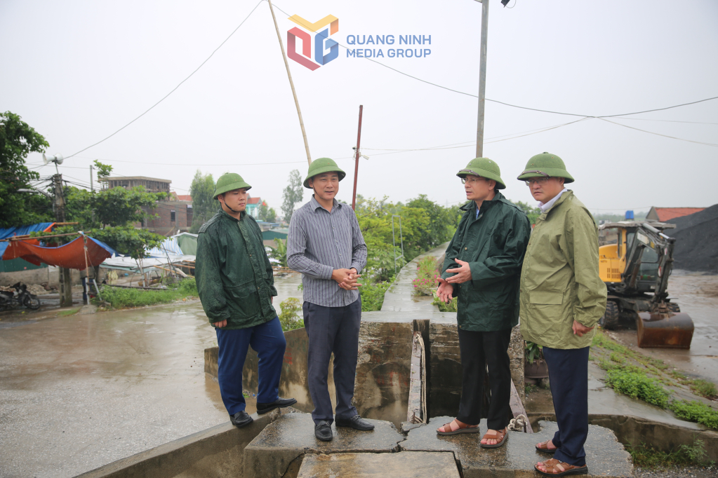 Lãnh đạo phường Liên Hòa kiểm tra tuyến đê Hà Nam trên địa bàn quản lý, nhằm đảm bảo an toàn trước diễn biến phức tạp của bão.