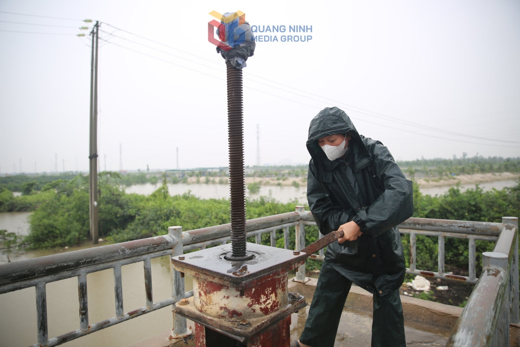 Công nhân Công ty TNHH MTV Thủy lợi Yên Lập trực 24/24 tại các trạm bơm, xả van để theo dõi sát mực nước và vận hành kịp thời trước những ảnh hưởng của mưa bão.