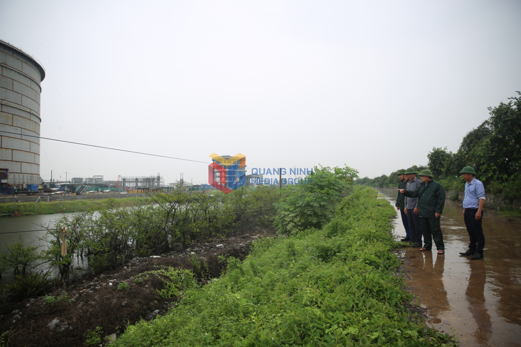 Lãnh đạo phường Liên Hòa kiểm tra tuyến đê Hà Nam trên địa bàn quản lý, nhằm đảm bảo an toàn trước diễn biến phức tạp của bão. Ảnh: Minh Đức