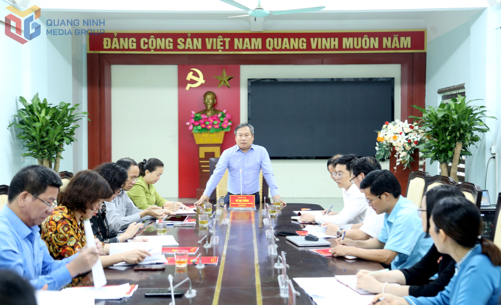 Đồng chí Bí thư Tỉnh ủy, Trưởng Đoàn ĐBQH tỉnh, phát biểu chỉ đạo tại buổi làm việc với Ban Thường vụ Đảng ủy xã Hoành Mô.