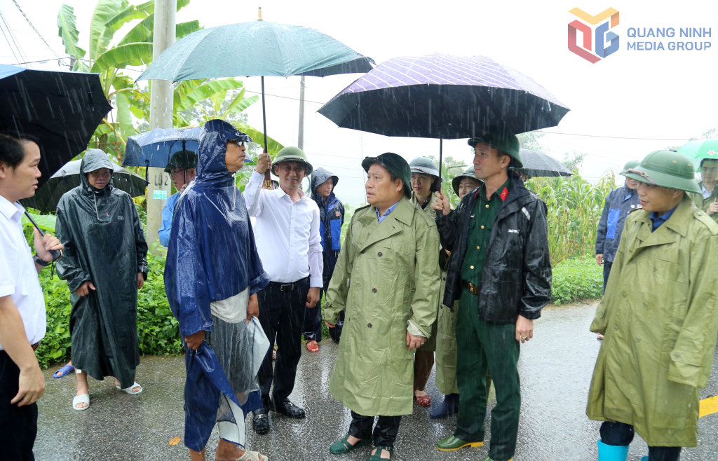 Đồng chí Bí thư Tỉnh ủy kiểm tra một số điểm có nguy cơ sạt lở trên địa bàn xã Hoành Mô.