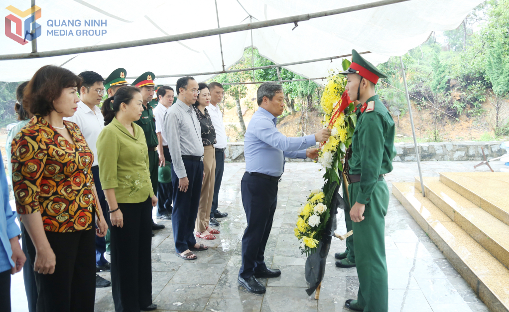 Đồng chí Bí thư Tỉnh ủy, Trưởng Đoàn ĐBQH tỉnh dâng hoa 