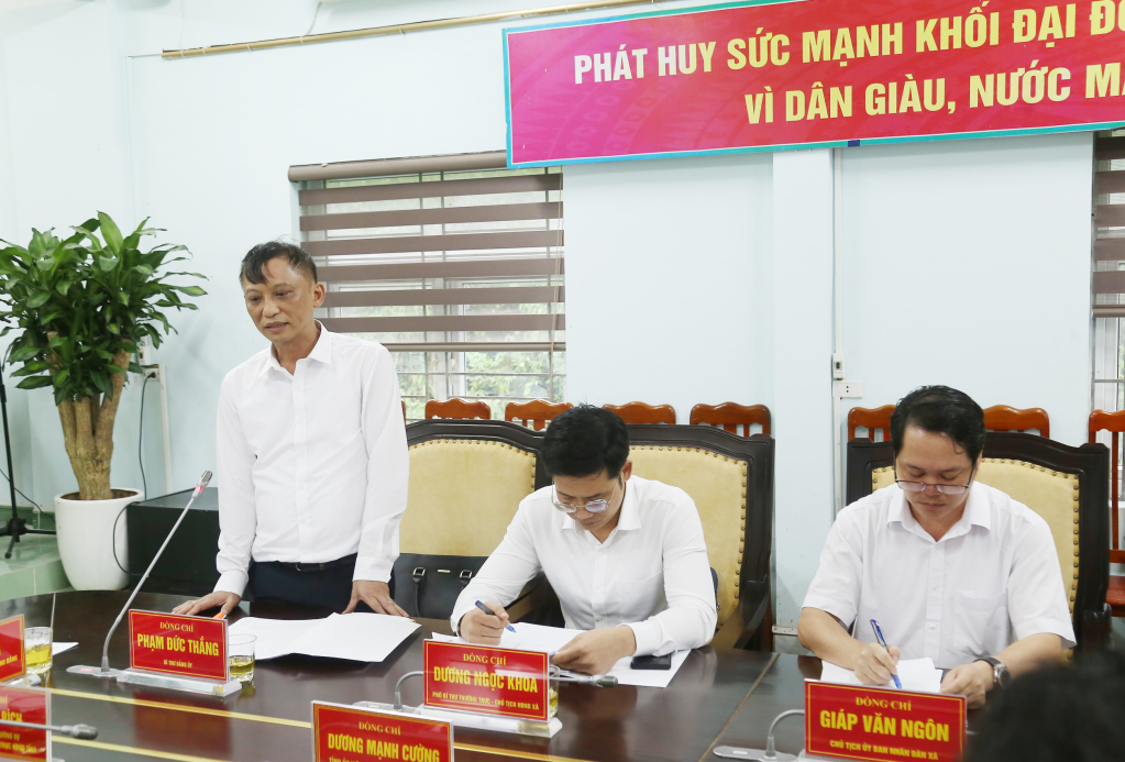Đồng chí Thắng, Bí thư Đảng ủy xã Hoành Mô báo cáo tại buổi làm việc.