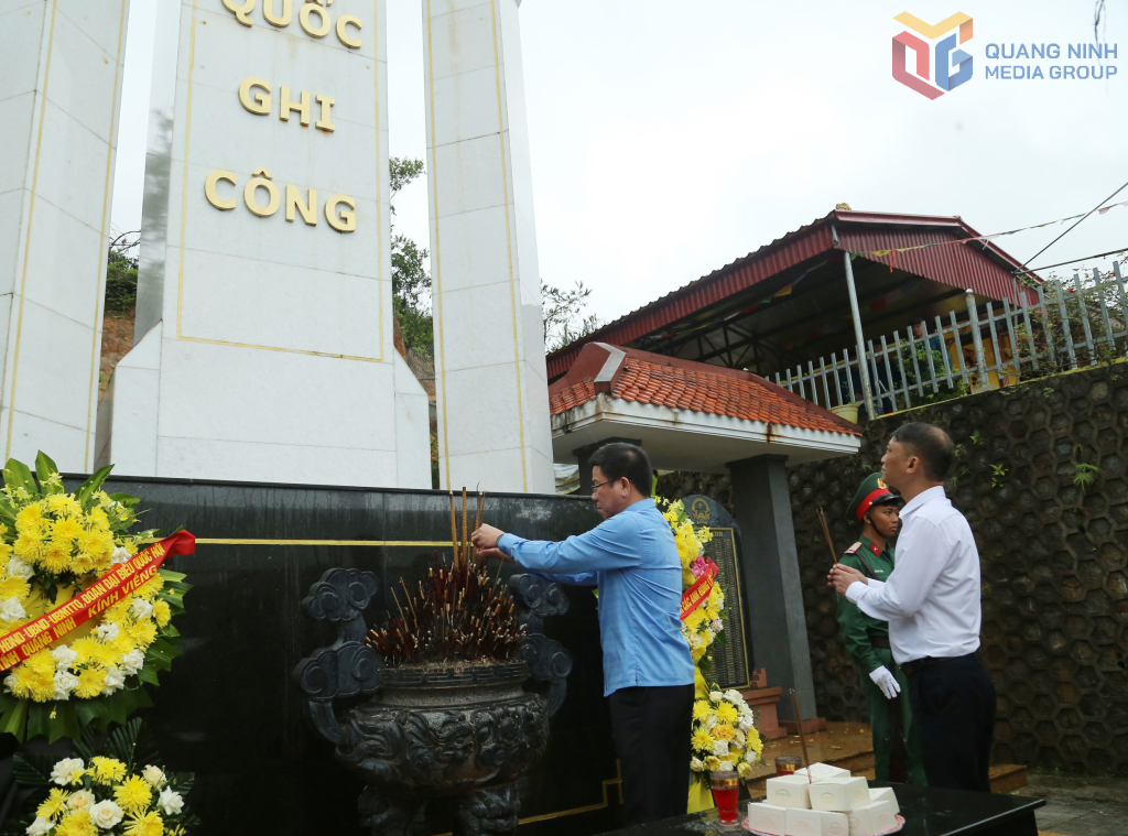 Đồng chí Bí thư Tỉnh ủy cùng các đại biểu dâng hương
