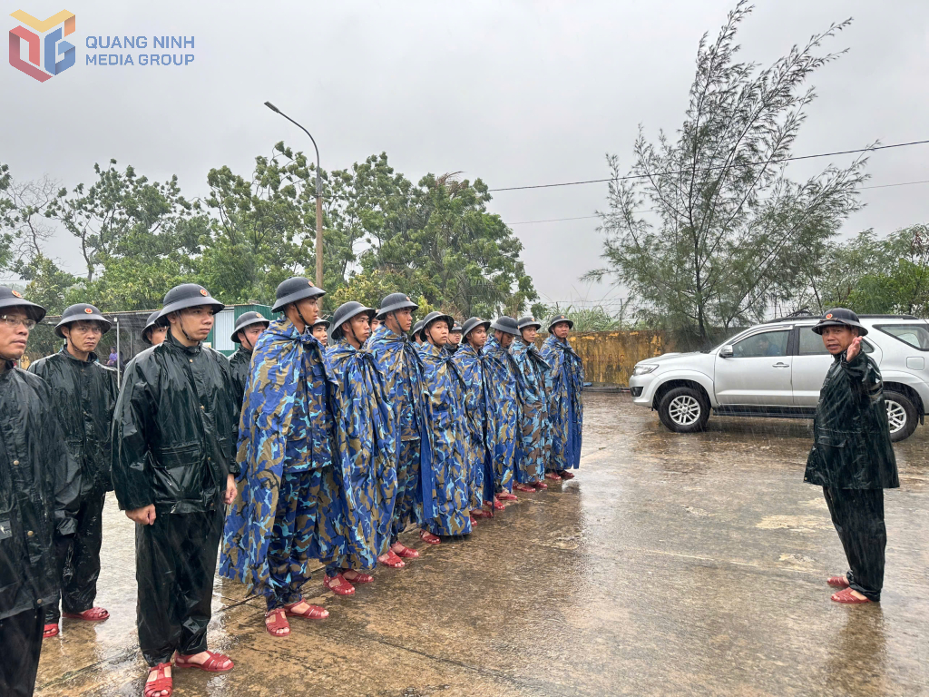 Cán bộ, chiến sĩ Lữ đoàn 170 triển khai lực lượng hỗ trợ người dân.