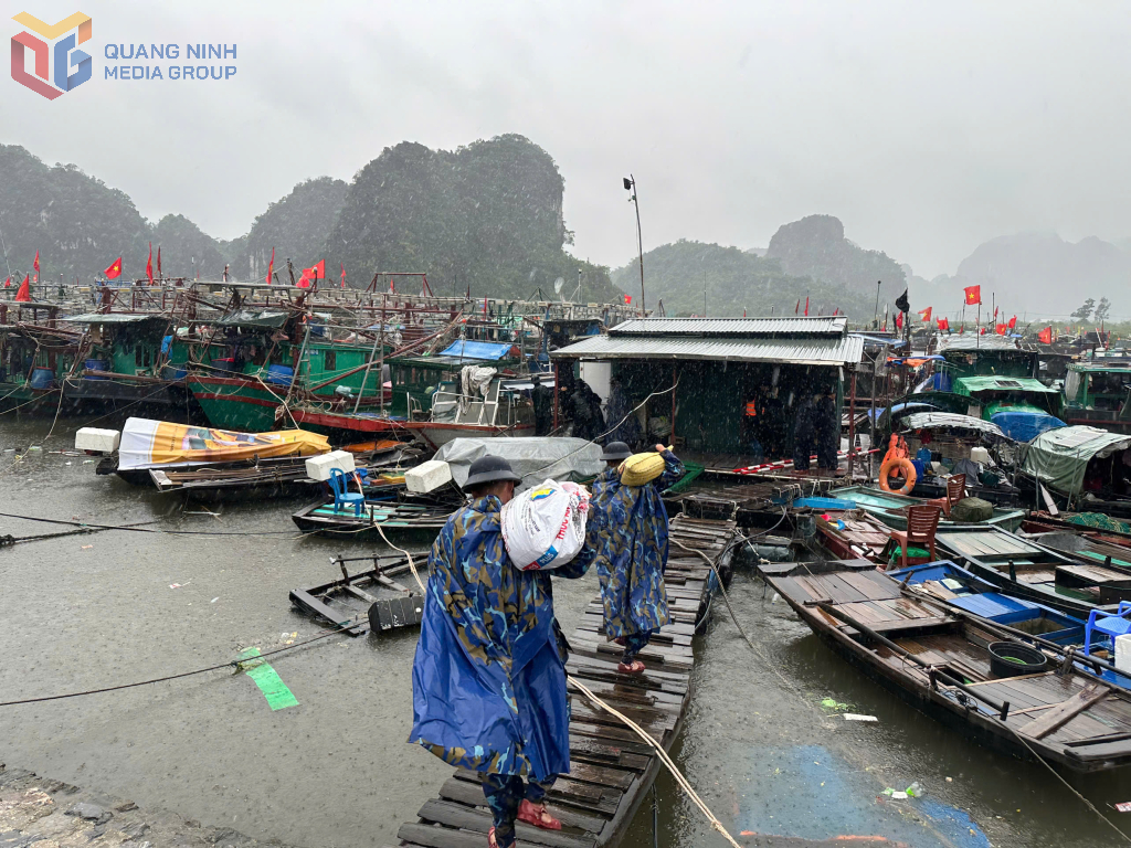Cán bộ, chiến sĩ Lữ đoàn 170 vận chuyển vật liệu hỗ trợ người dân.