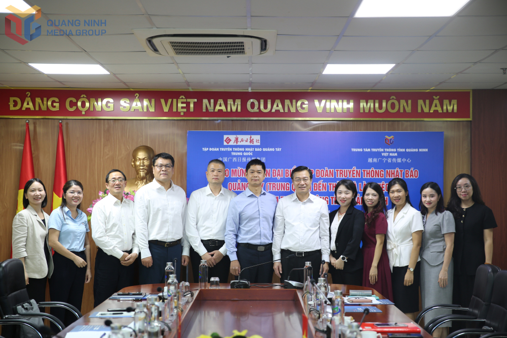 Các đại biểu của hai cơ quan chụp ảnh lưu niệm.