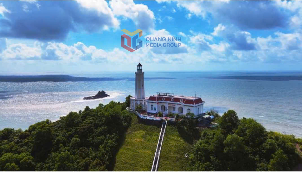 Hải đăng Vĩnh Thực-Một điểm du lịch hấp dẫn du khách khi đến xã đảo Vĩnh Thực, tỉnh Quảng Ninh