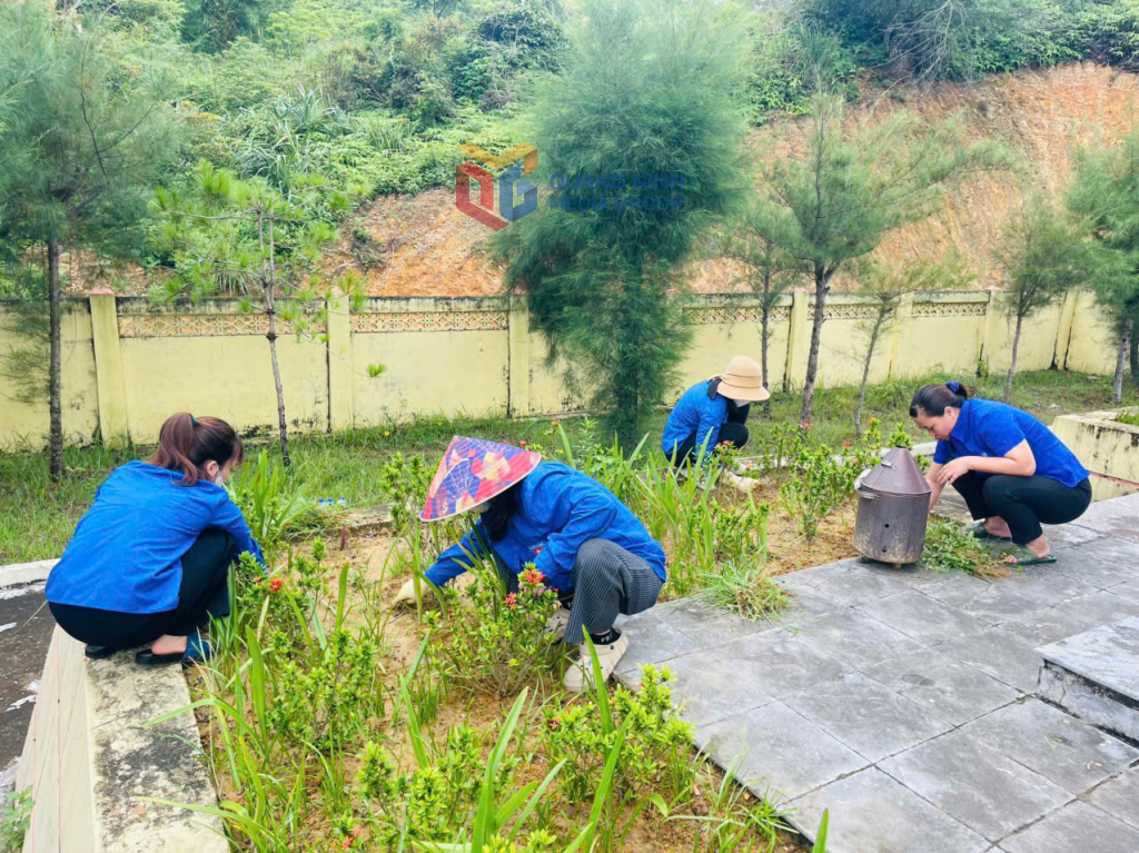 Người dân duy trì phong trào Ngày thứ 7, chủ nhật xanh dọn vệ sinh môi trường các thôn, nhà văn hoá...