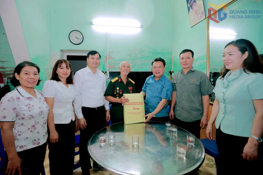 Đồng chí Nguyễn Đức Thành thăm và tặng quà thương binh Dương Doãn Cuối, phường Bình Khê.