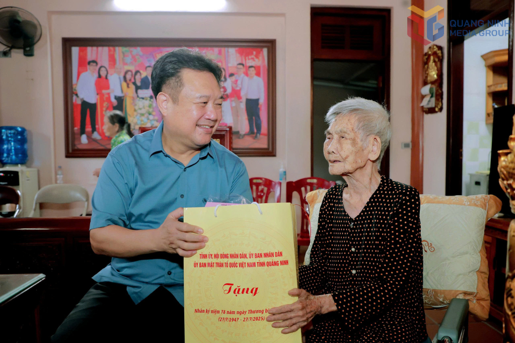 Đồng chí Nguyễn Đức Thành đã đến thăm và trao quà cho Mẹ Việt Nam Anh hùng Nguyễn Thị Huệ tại khu Vĩnh Tuy 2, phường Mạo Khê.
