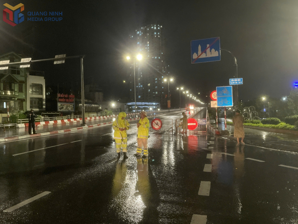 CSGT TP Hạ Long lập rào chắn, cấm mô tô và các phương tiện thô sơ qua cầu Bãi Cháy