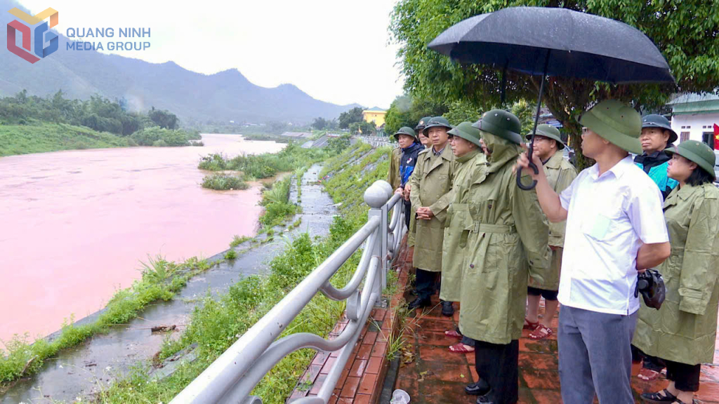 Lãnh đạo tỉnh và lãnh đạo xã kiểm tra tình hình mưa lũ trên sông Ba Chẽ.