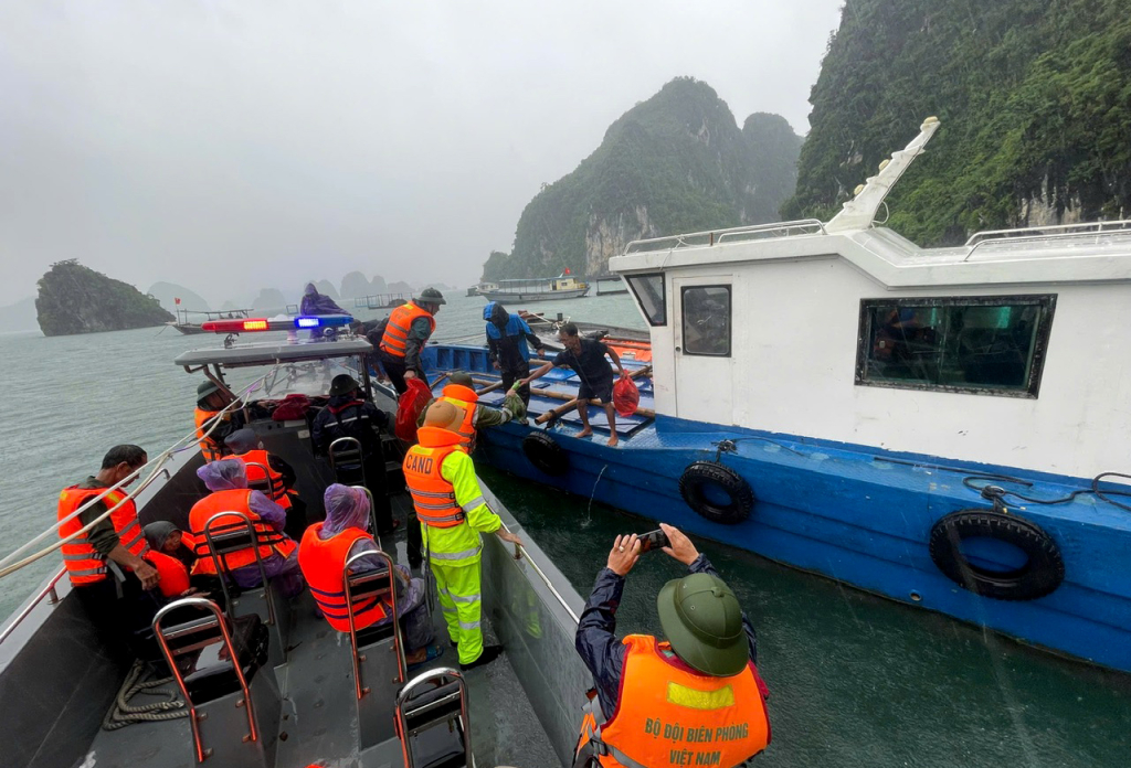 Các lực lượng chức năng đặc khu Vân Đồn di dời khẩn cấp người dân về nơi tránh trú bão an toàn chiều ngày 21/7.