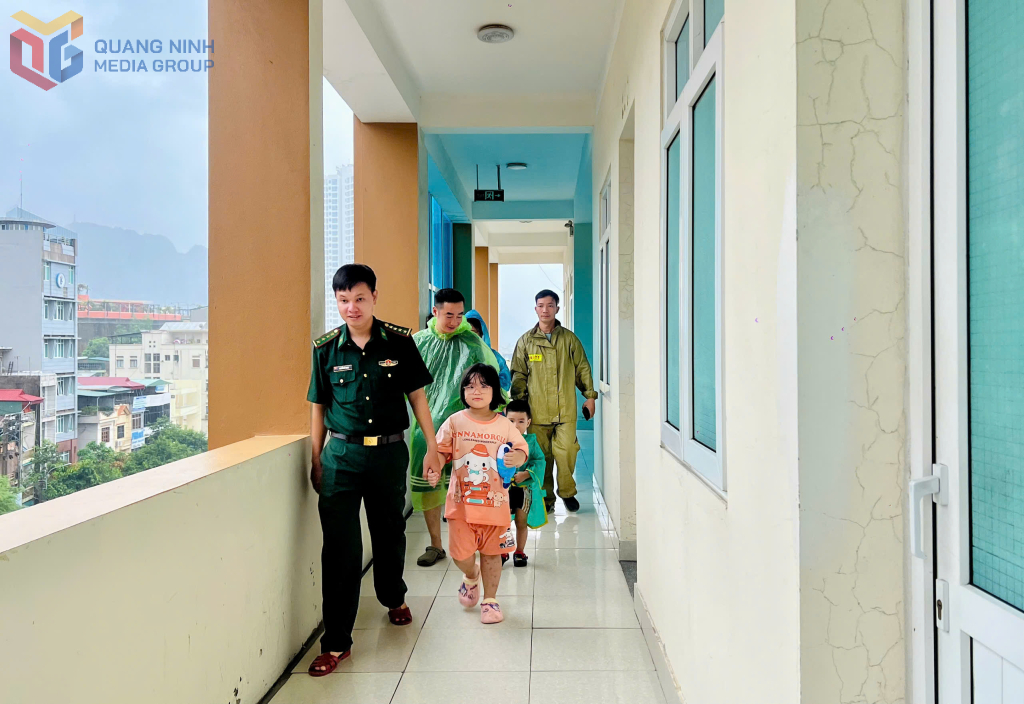 Một hộ dân tại khu tập thể Cảng Quảng Ninh được cán bộ đưa đến phòng nghỉ tại Đồn BPCK cảng Hòn Gai.