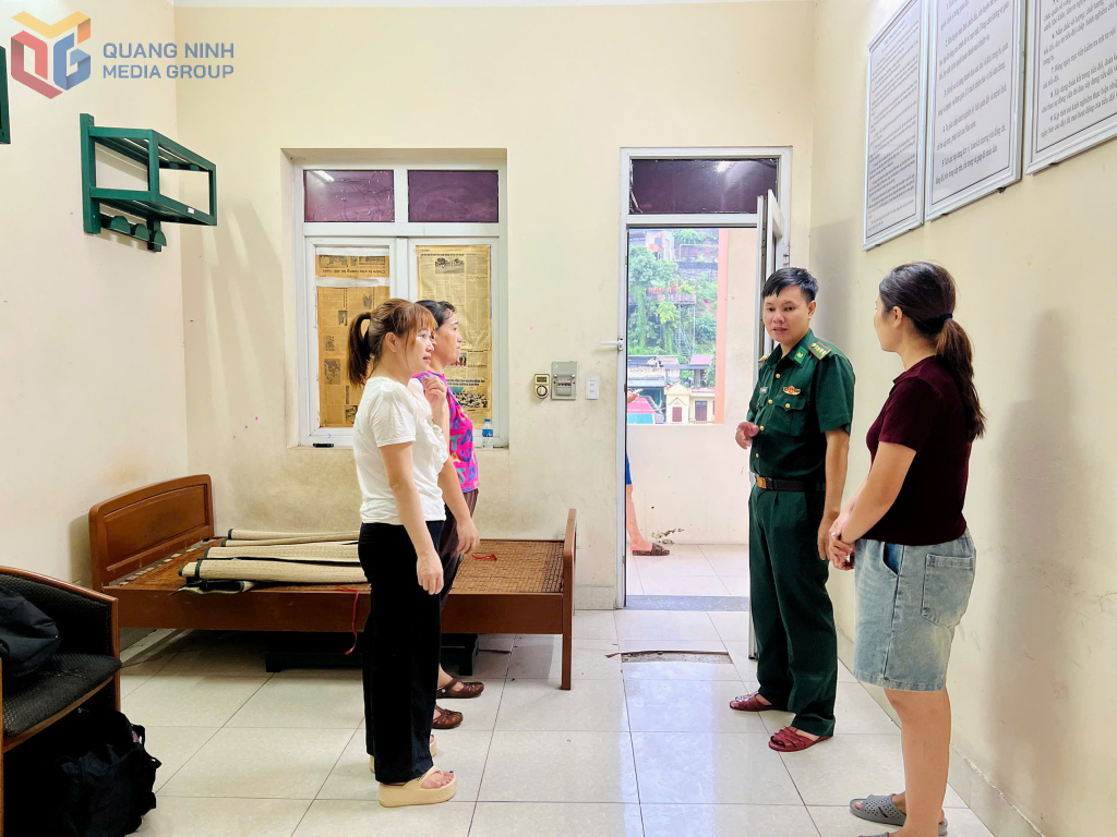 Phòng ở cán bộ chiến sỹ được bố trí cho người dân tránh trú bão.
