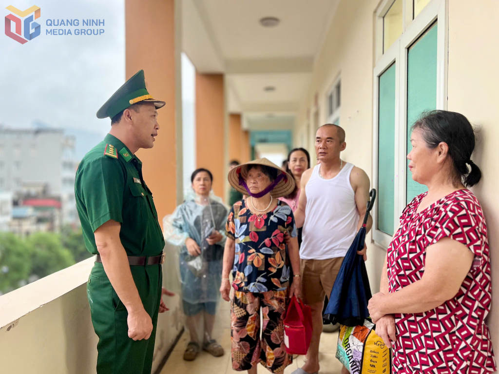 Thượng tá Tẩy Văn Thái, Chính trị viên Đồn BPCK cảng Hòn Gai động viên người dân yên tâm trong thời gian tạm nghỉ ở đơn vị.