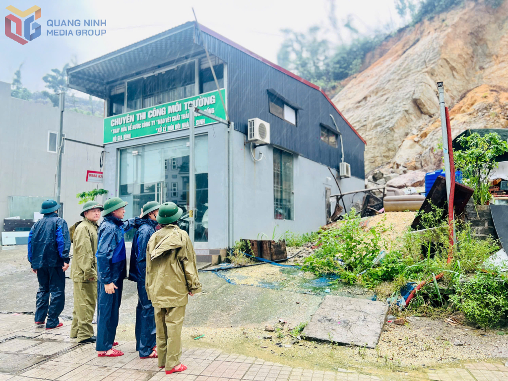 Chính quyền phường Hà Lầm kiểm tra các gia đình đã di dời do nguy cơ sạt lở.