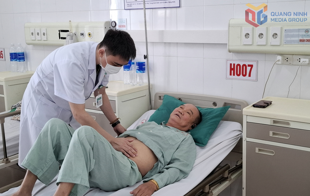 Ông Nguyễn Duy Hằng (phường Việt Hưng) đang nằm điều trị tại Khoa Ngoại tổng hợp, Bệnh viện Đa khoa Hạ Long.