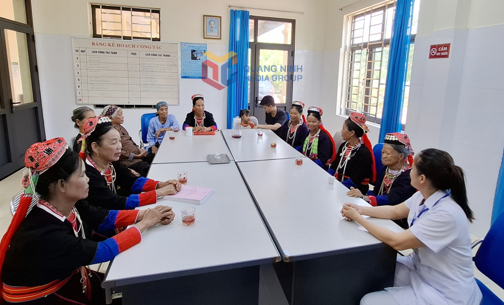 Cán bộ y tế tại Trạm y tế xã Quảng La đang tư vấn sức khỏe cho người dân trên địa bàn sau khi kiểm tra, thăm khám sức khỏe tại đây.
