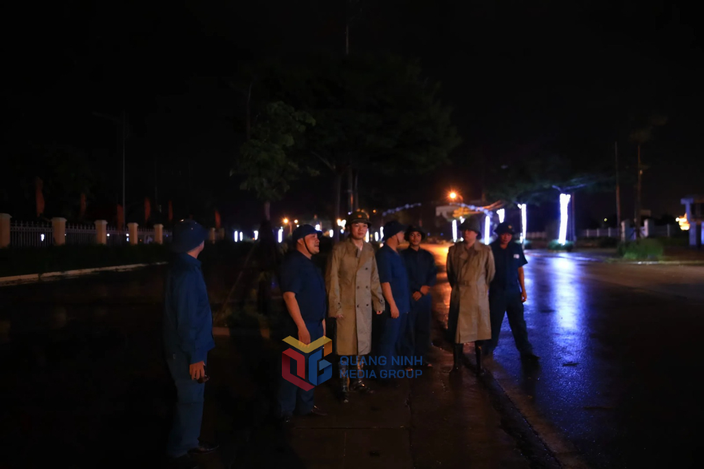 Lực lượng chức năng của phường Đông Triều tổ chức tuần tra, ứng trực trong đêm 21/7.