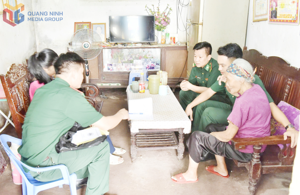Cán bộ Đồn BP Bắc Sơn thường xuyên xuống địa bàn để nắm tình hình kết hợp tuyên truyền pháp luật cho người dân.