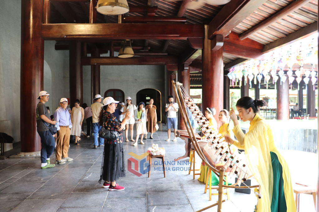 Du khách thưởng thức âm nhạc truyền thống dưới chân Yên Tử. 
