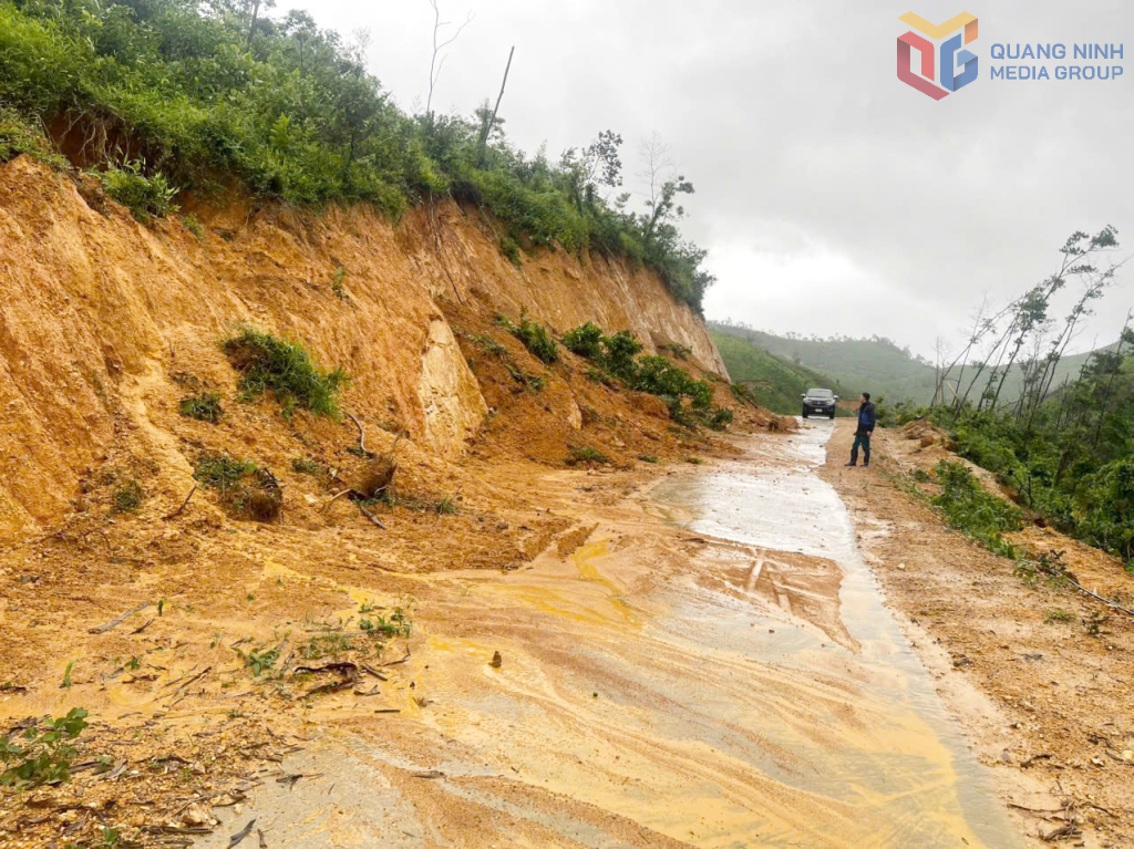 Vị trí sạt lở đã cơ bản được khắc phục phía mặt đường để đảm bảo phương tiện qua lại.