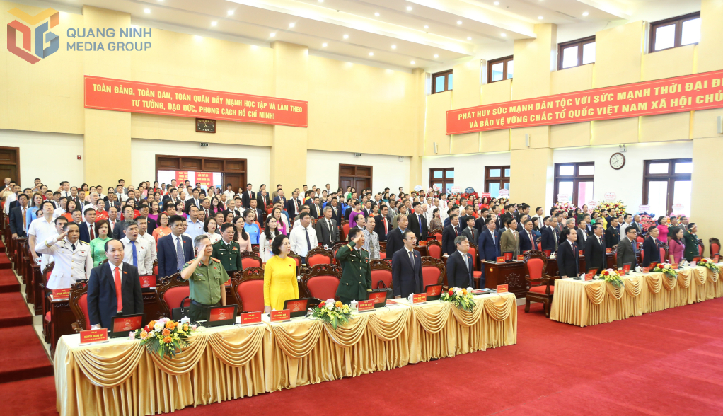 Các đại biểu tham dự Đại hội thực hiện nghi lễ Chào cờ.