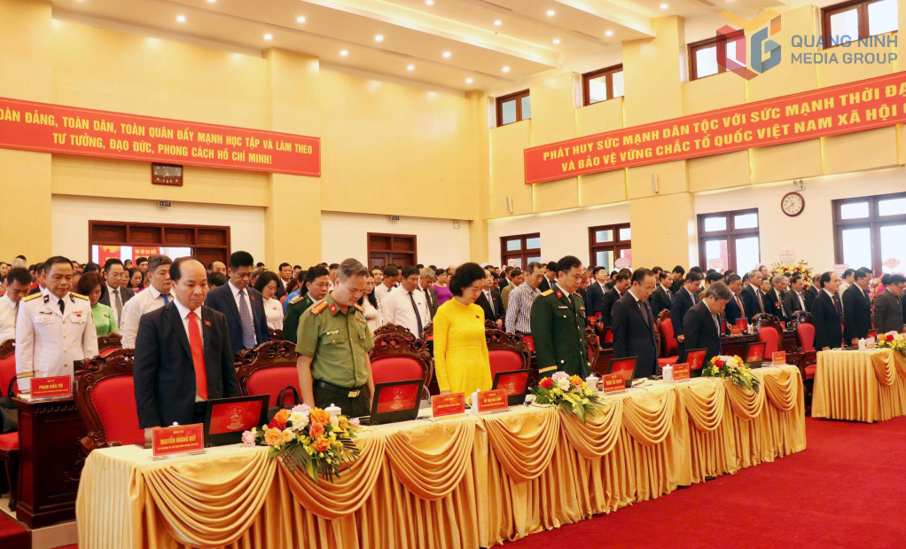 Các đại biểu tham dự Đại hội dành phút mặc niệm các nạn nhân trong vụ đắm tàu trên vịnh Hạ Long.