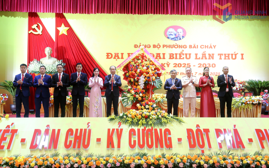 Đồng chí Vũ Đại Thắng, Ủy viên Trung ương Đảng, Bí thư Tỉnh ủy, Trưởng Đoàn ĐBQH tỉnh tặng hoa chúc mừng Đại hội.