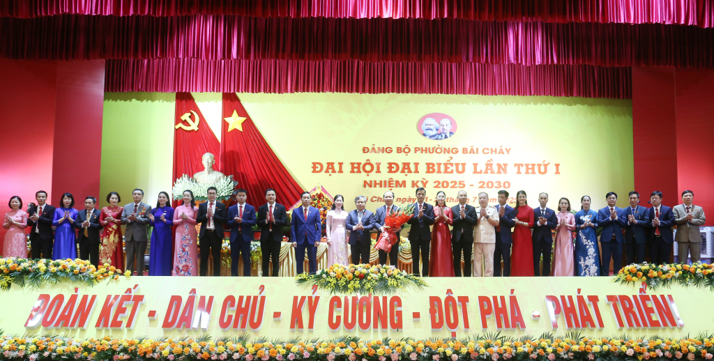 Đồng chí Vũ Đại Thắng, Uỷ viên Trung ương Đảng, Bí thư Tỉnh uỷ, Trưởng Đoàn ĐBQH tỉnh tặng hoa chúc mừng Ban Chấp hành Đảng bộ phường Bãi Cháy nhiệm kỳ 2025-2030.